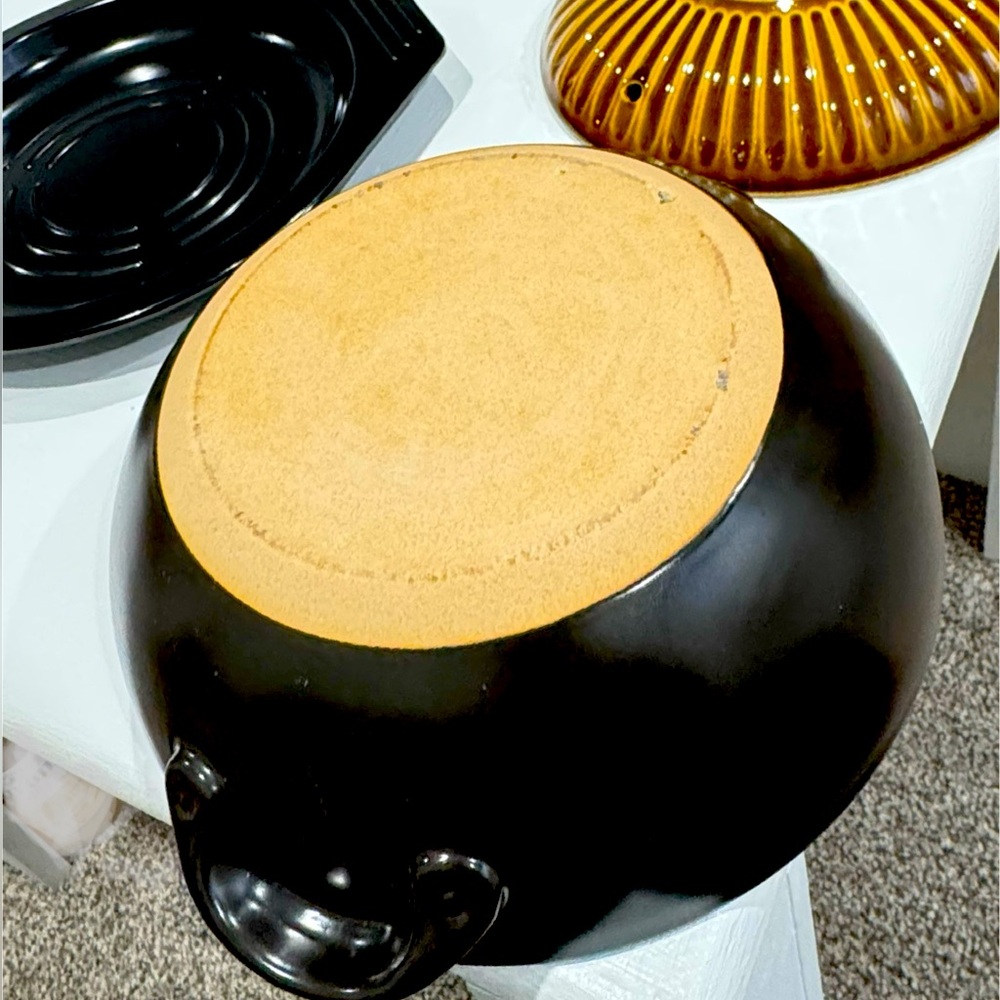 Japanese ceramic pot with lid and handle for cooking in the kitchen. - Picture 5 of 6